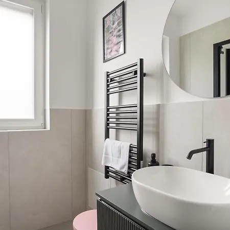 Apartment The Poolside House - New 2 Bedroom With Terrace *